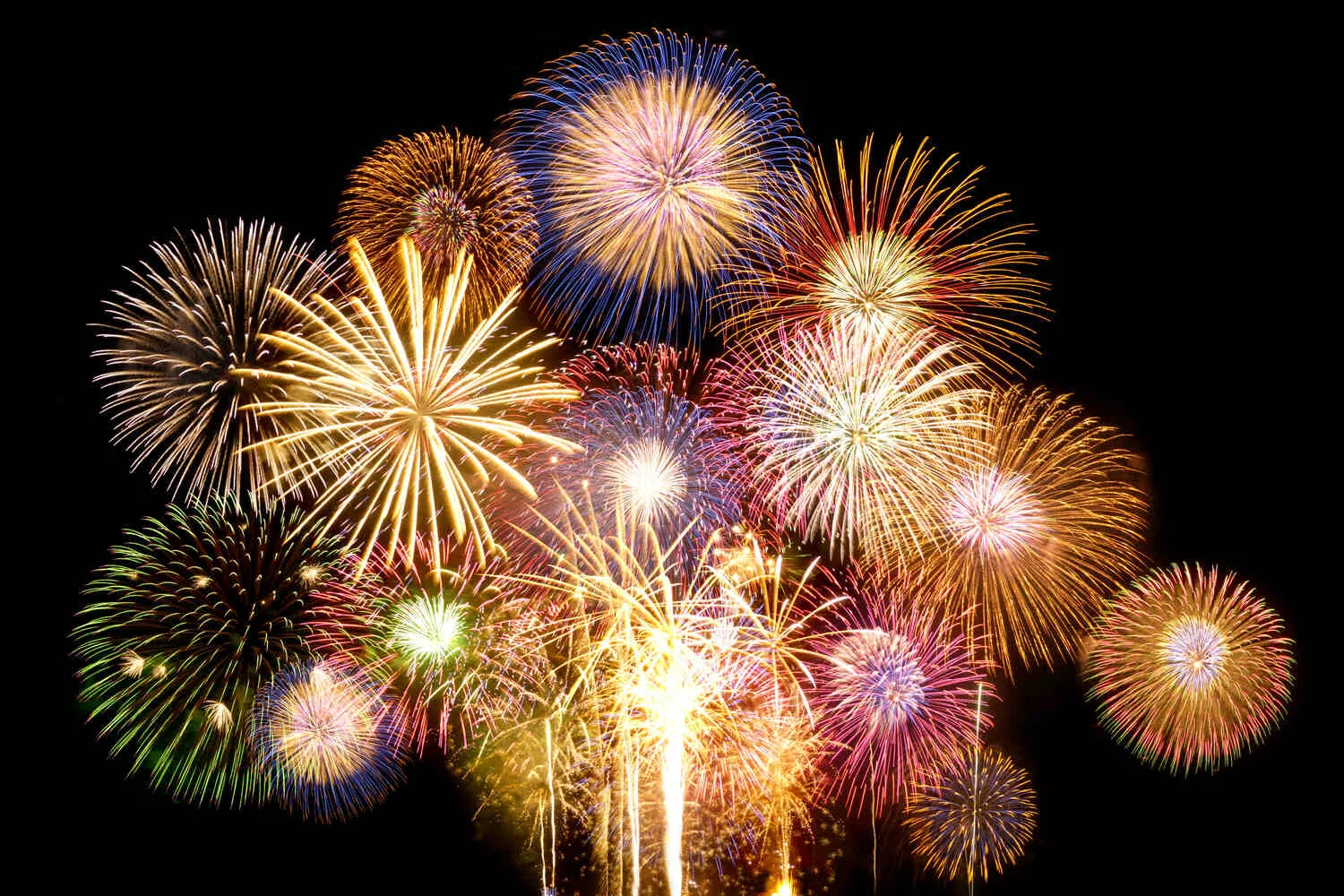 Fuegos artificiales sobre el cielo nocturno